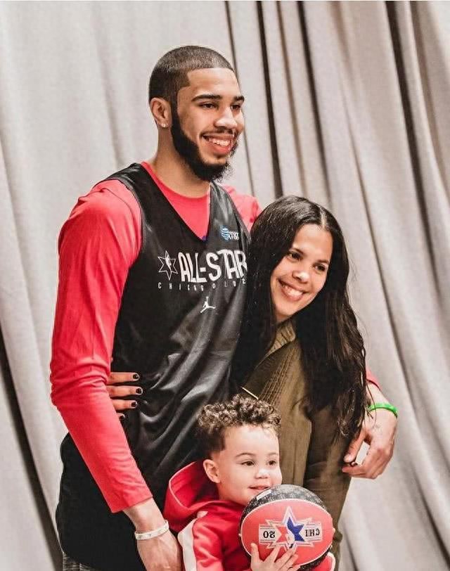 杰森·塔图姆_NBA最年轻父亲塔图姆_凯尔特人塔图姆三世同堂照片