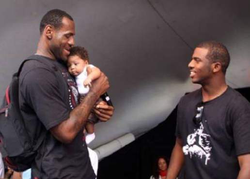 凯尔特人塔图姆三世同堂照片_杰森·塔图姆_NBA最年轻父亲塔图姆