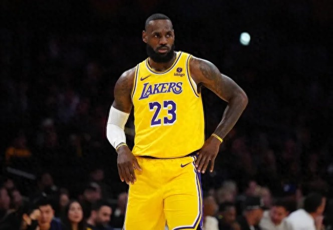 勒布朗·詹姆斯 NBA超级巨星三人组 超级球队深度建设_勒布朗·詹姆斯