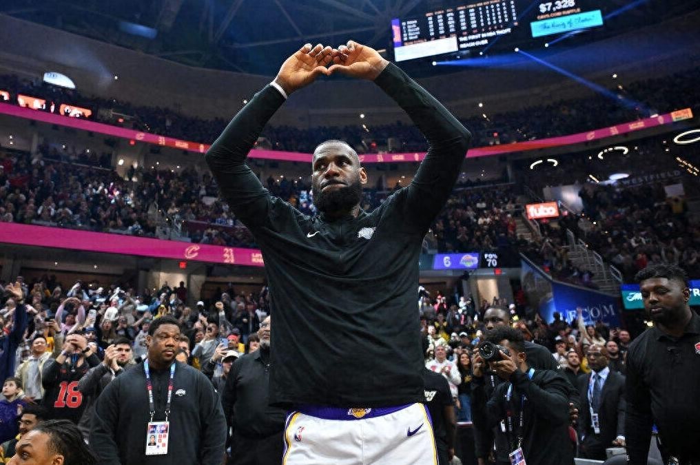 勒布朗·詹姆斯_勒布朗湖人队东契奇时代_老詹40岁未来NBA舞台中央