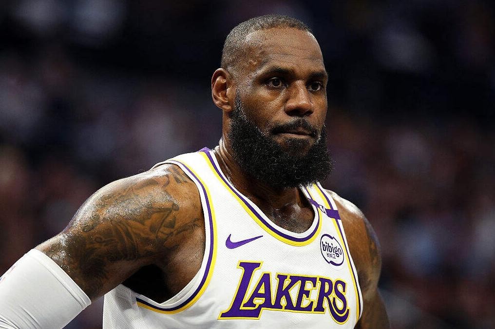 老詹40岁未来NBA舞台中央_勒布朗湖人队东契奇时代_勒布朗·詹姆斯