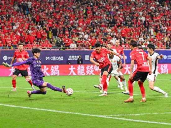 中超联赛成都蓉城4:1上海海港 积分榜榜首争夺 山东泰山6:0北京国安_中超